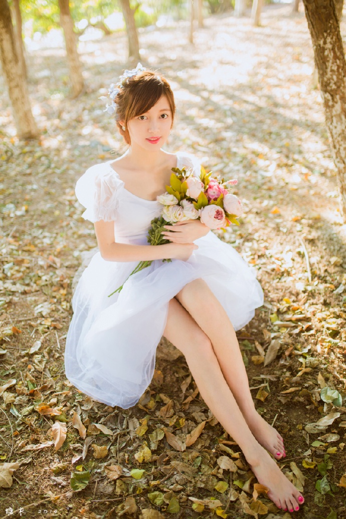 甜美可爱美少女户外白色连衣裙美腿酥胸写真