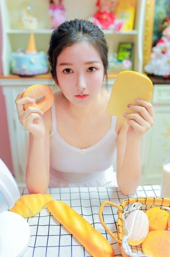 00后校园萝莉吊带背心室内吃早餐写真图片