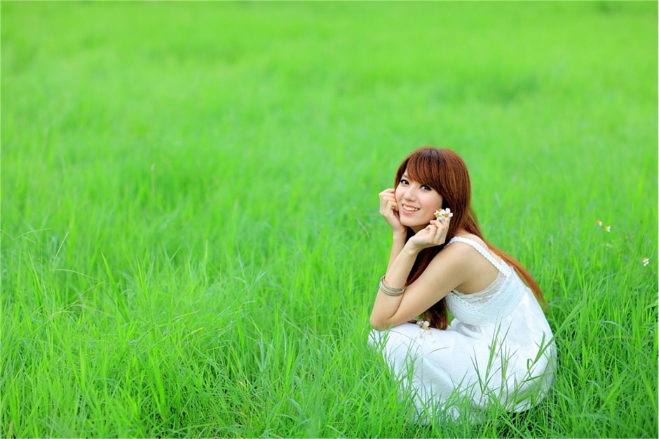 台湾清纯美女小静演绎绿茵从中的白仙子唯美写真