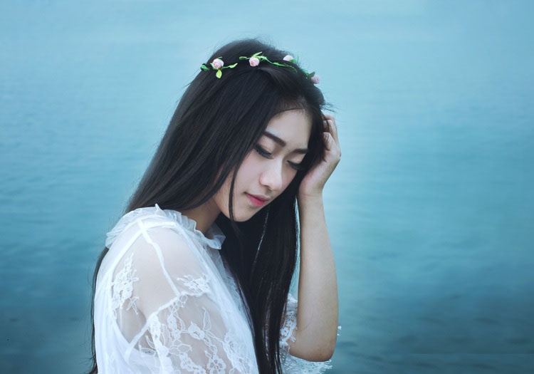 网红女神海边白色长裙秀丽脱俗写真图片