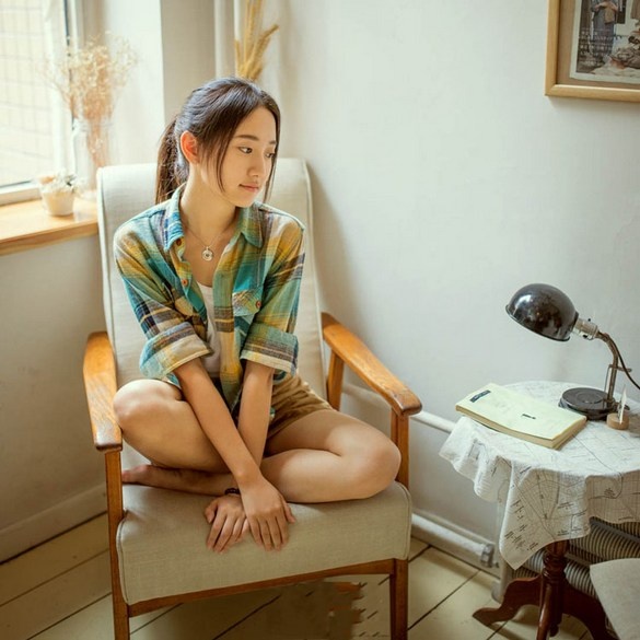 大眼清纯美女居家格子衫休闲写真图片