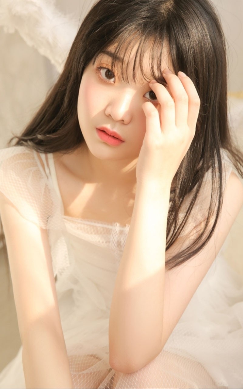 雪白肌肤美女气质公主裙粉嫩脸蛋私房写真图片