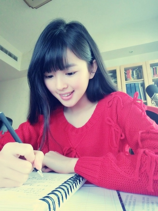 黑长直清纯大眼软萌妹俏皮可爱生活自拍美图