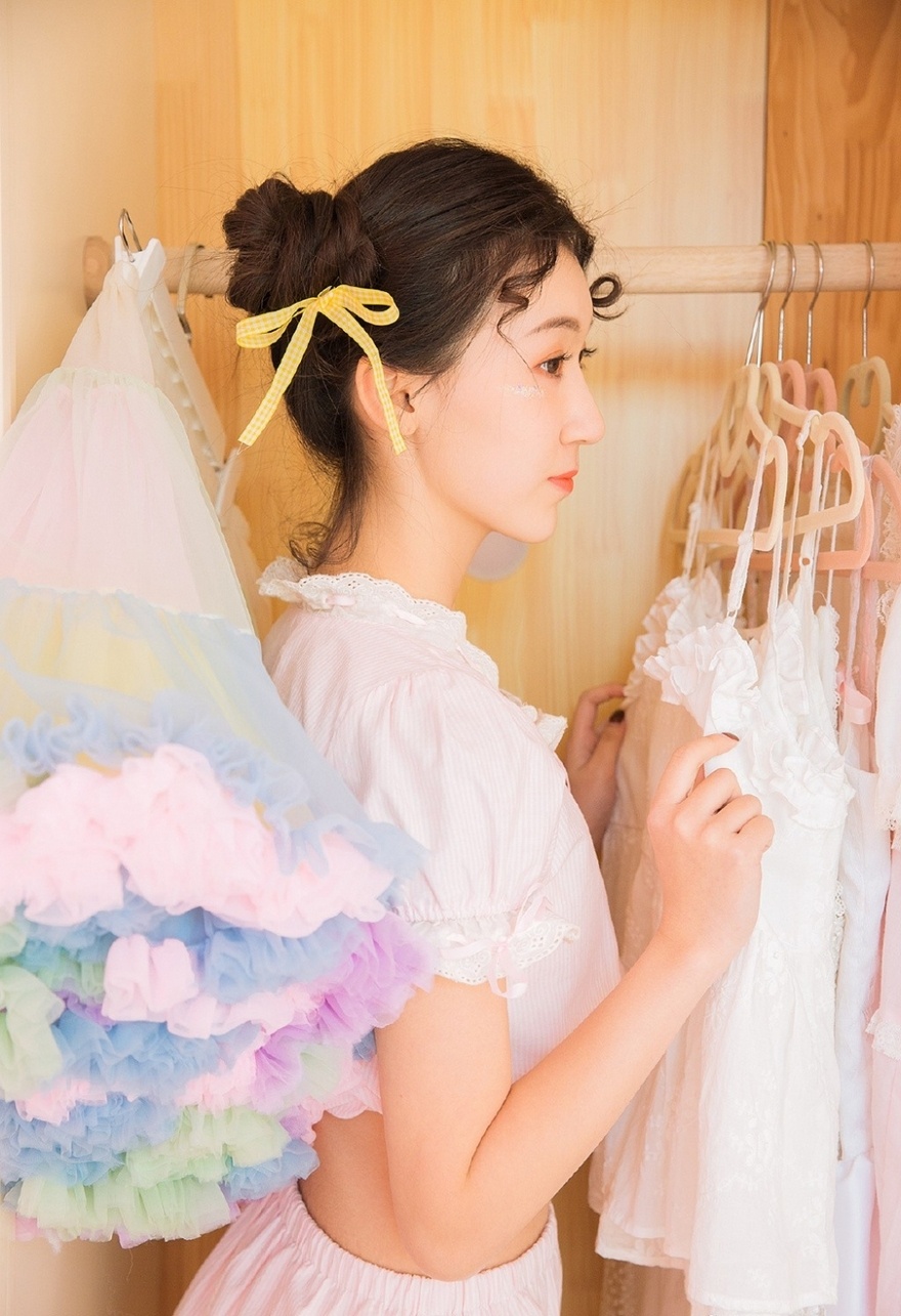 丸子头可爱粉嫩少女闺房唯美养眼写真图片