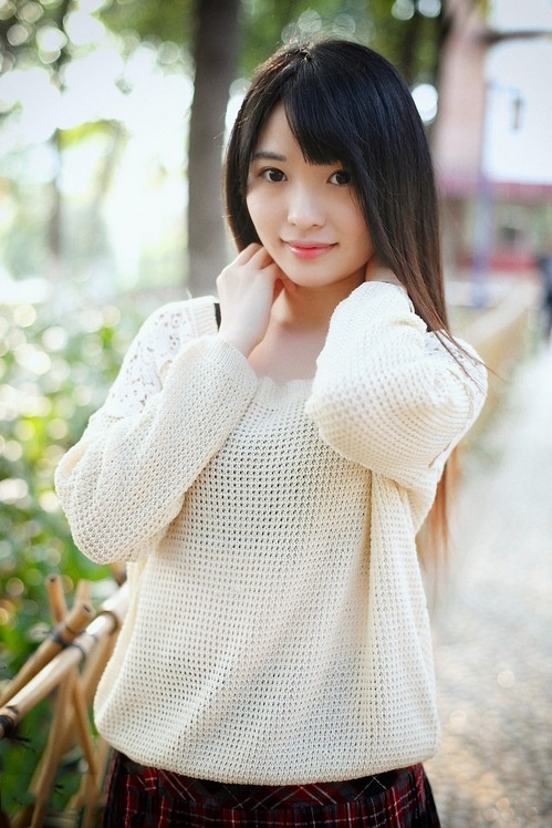 清纯白皙大眼美女缕空毛衣公园气质写真