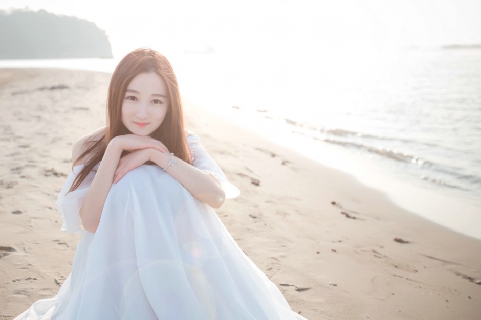 清纯美女江边白色纱裙飘逸动人甜美写真