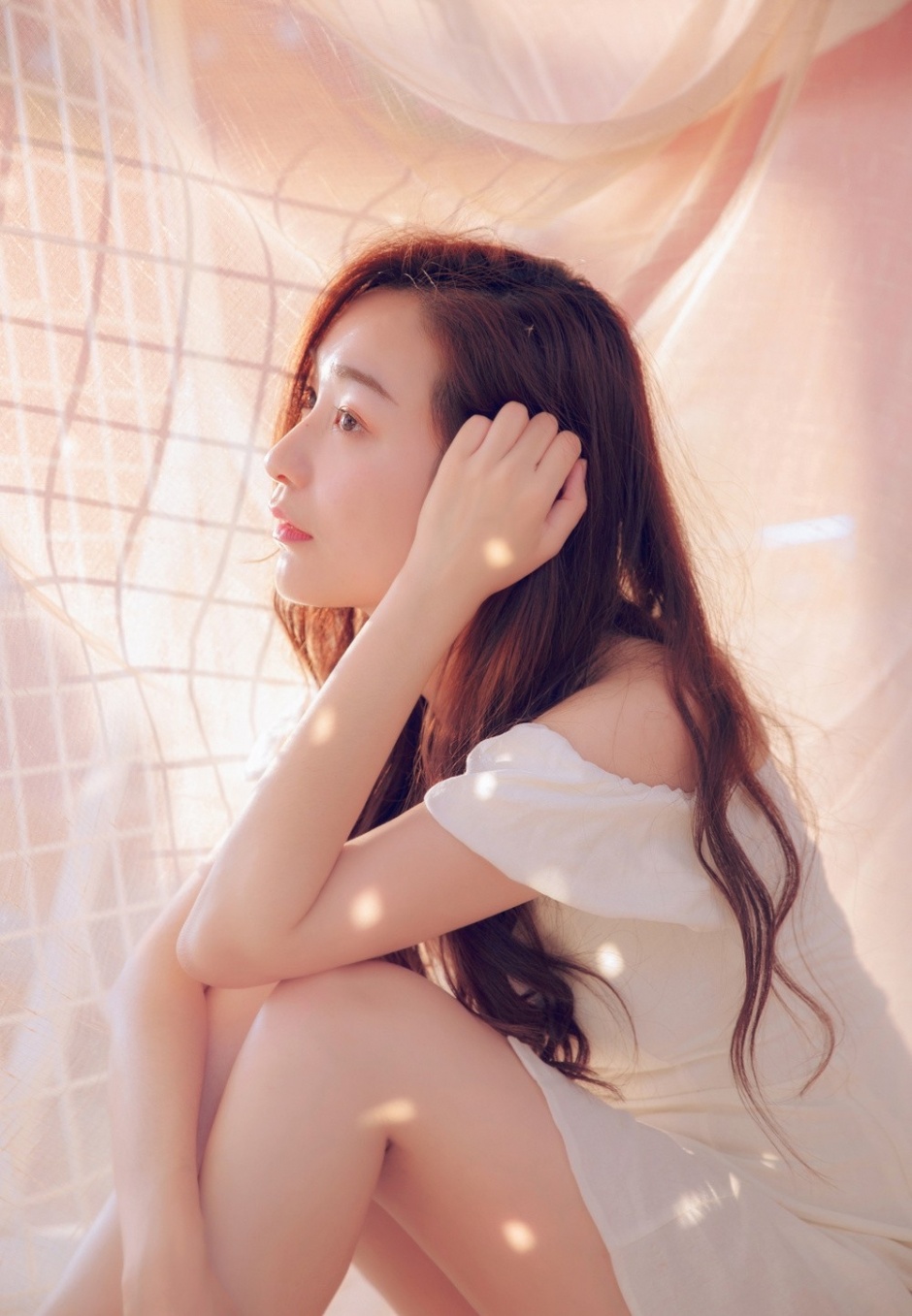 性感火辣御姐香肩吊带私房玉背风情写真图片