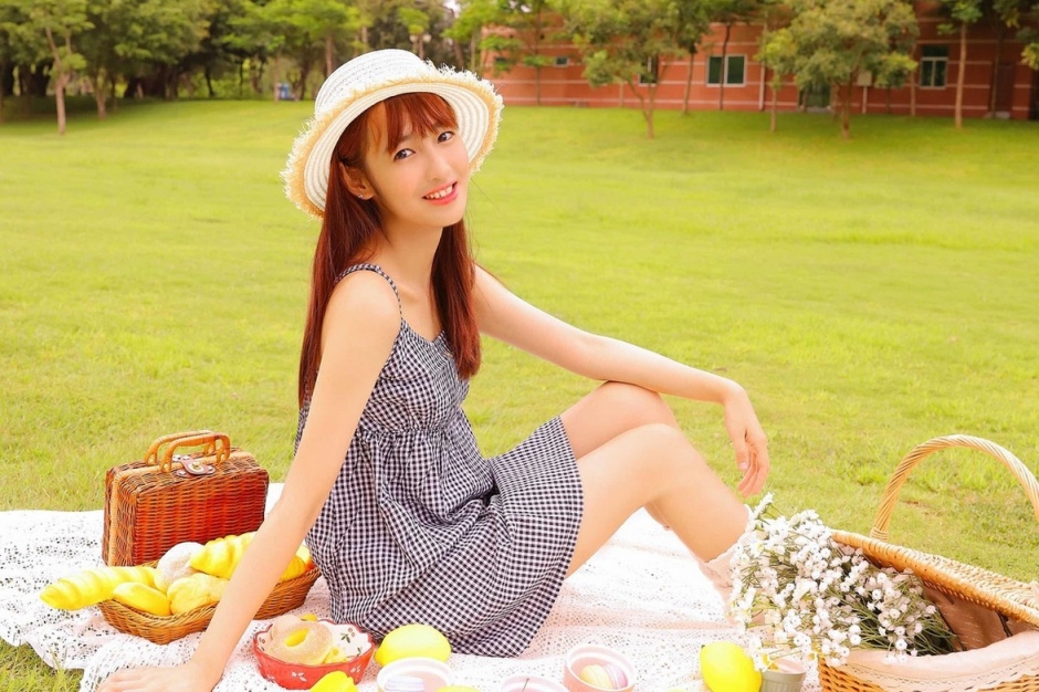 户外野餐的清纯少女小清新写真图片