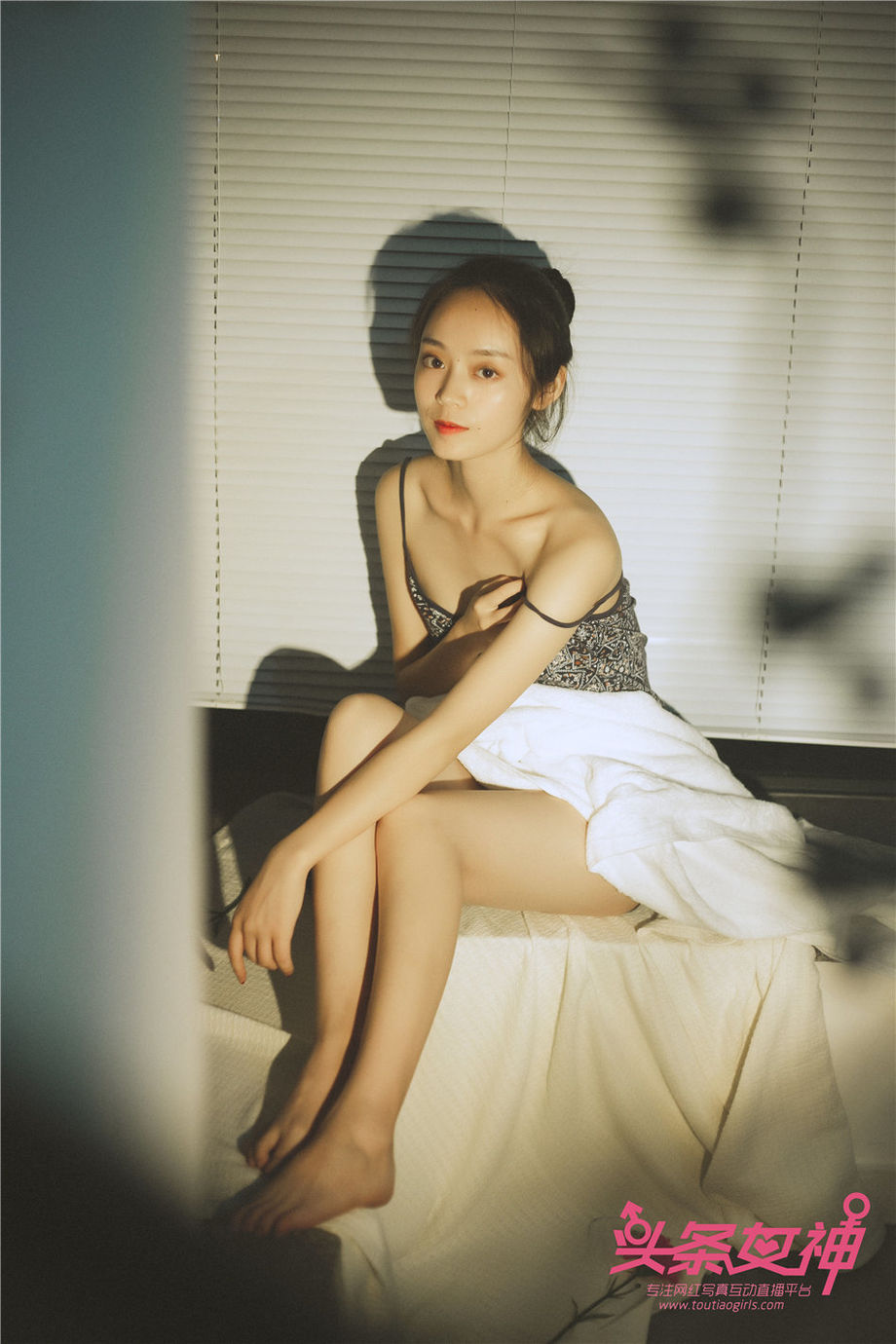 吊带睡衣美女天使酒店床上性感美腿惹火私房写真图片