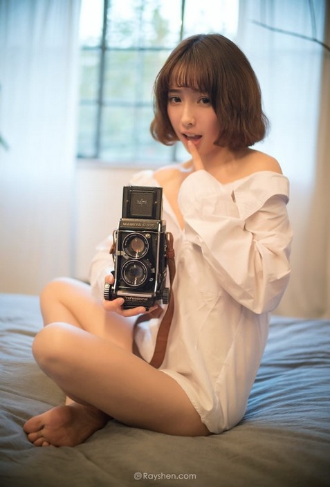 甜美可爱短发气质美女室内白衬衫香肩诱惑写真