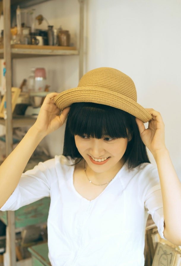 小清新齐刘海美女午后时光咖啡馆惬意写真