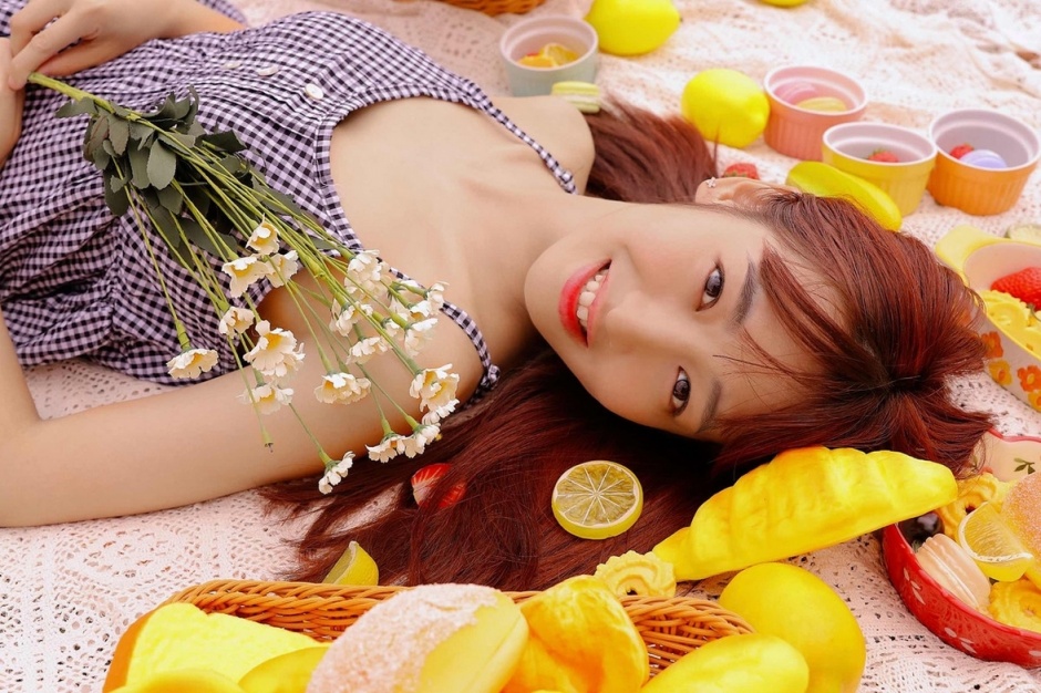 户外野餐的清纯少女小清新写真图片