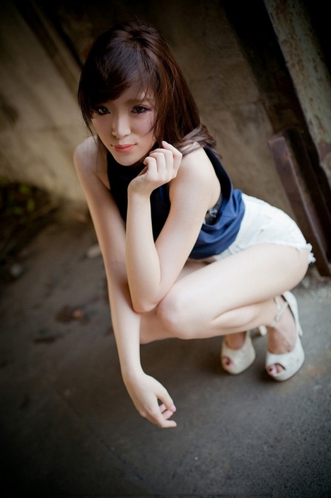 白皙光滑长腿美女娇柔可人厂房废墟写真图片