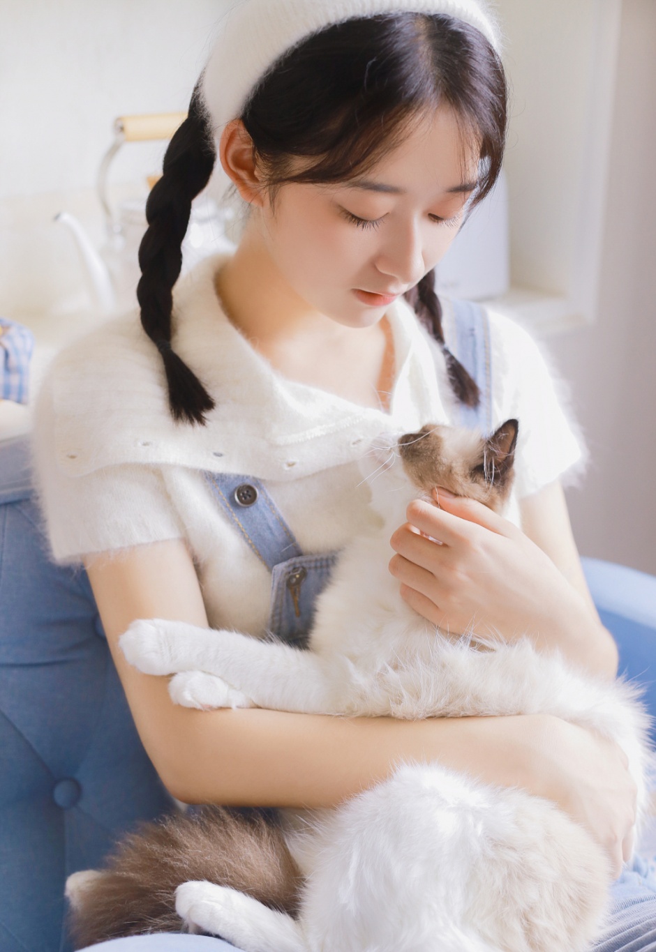 背带牛仔裤美女白皙肌肤气质清纯图片