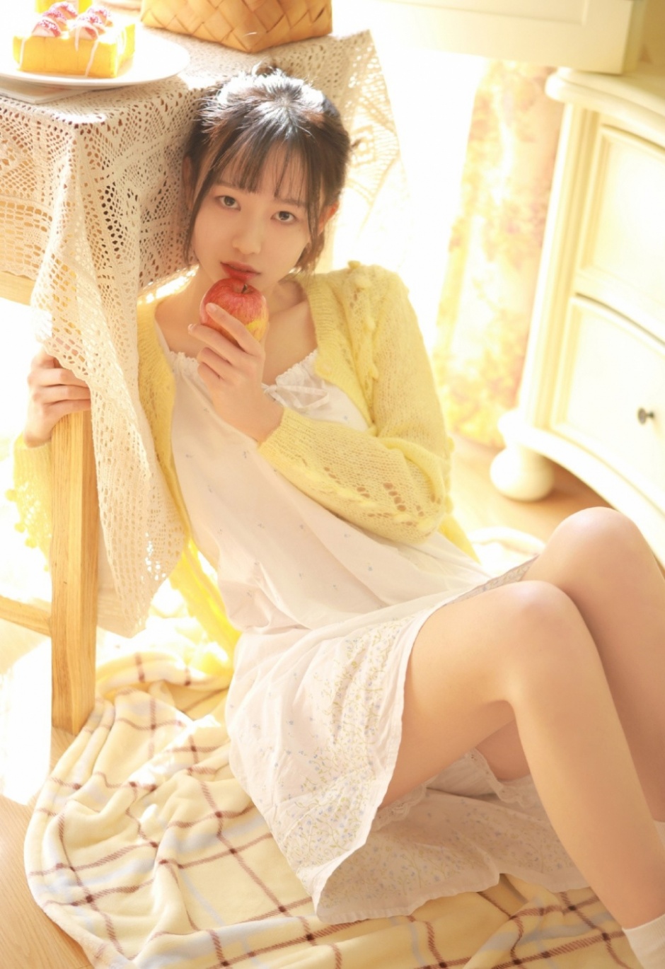 阳光少女酥胸美腿居家小清新写真图片