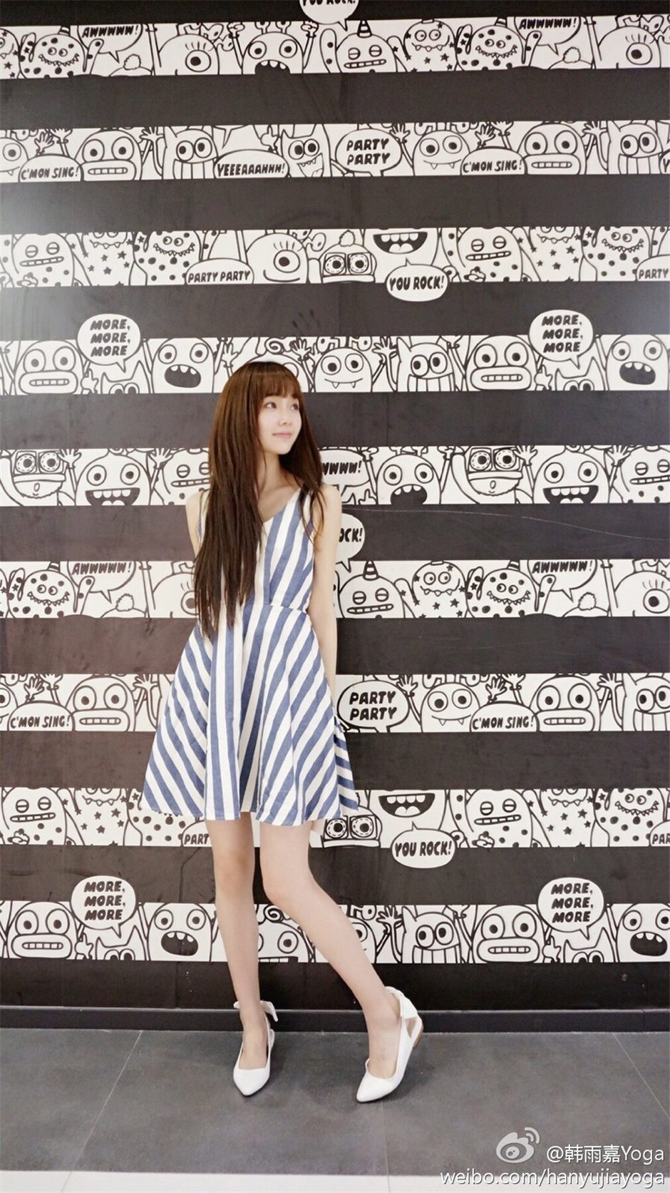 网红美女韩雨嘉白嫩诱人美腿街拍写真