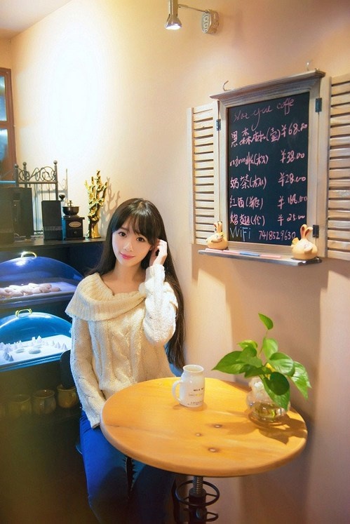 恬静淡然直长发清纯美眉奶茶店休闲美拍