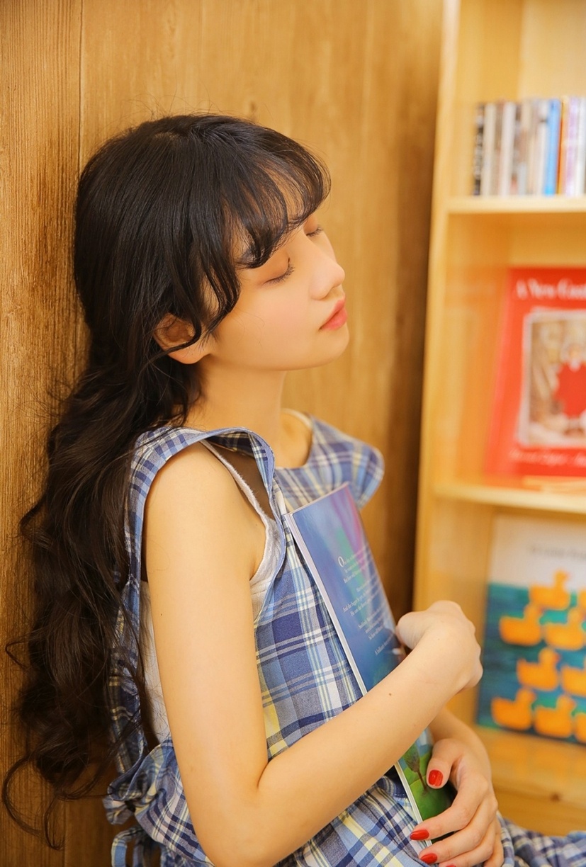 长卷发清纯大眼萌妹子文艺恬静私房写真图片