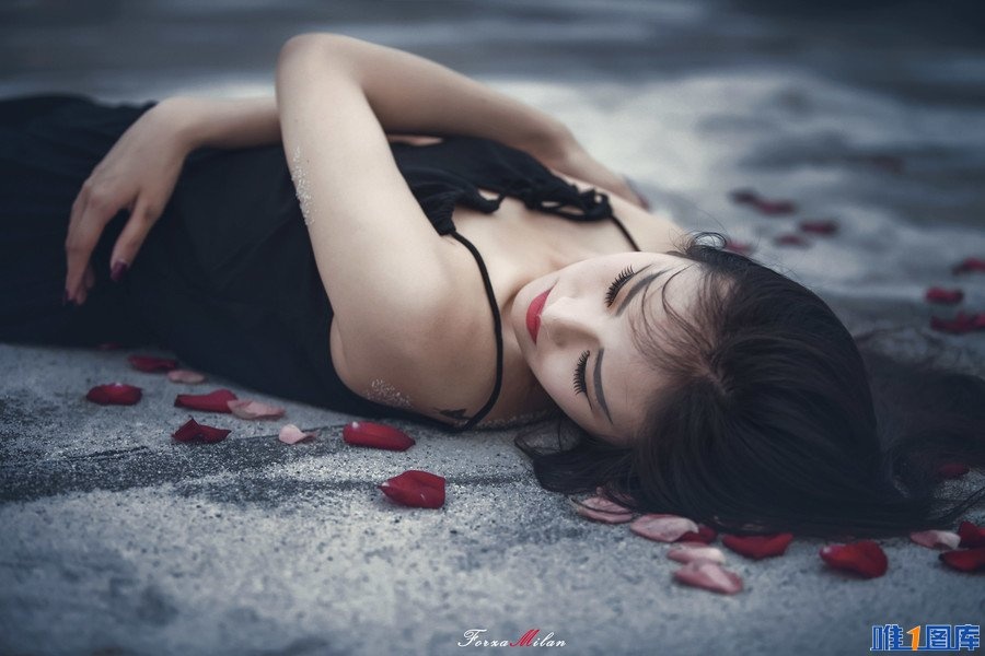 黑色性感长裙美女天台冷艳写真