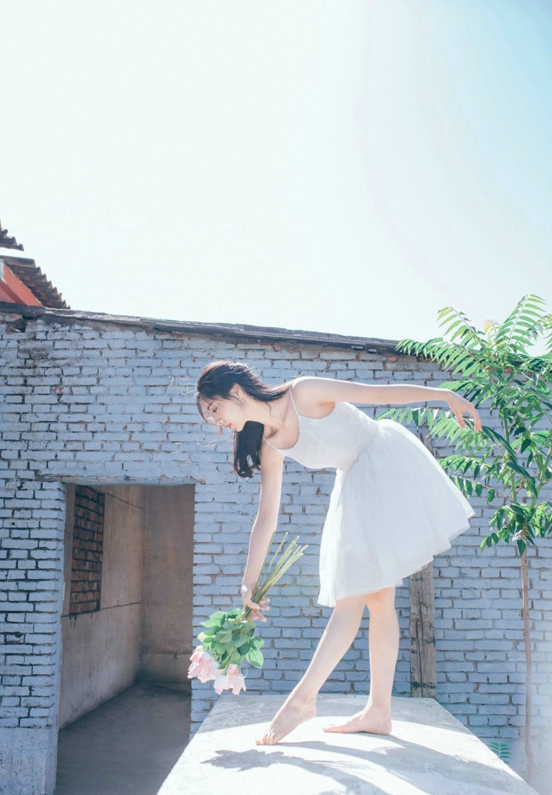 白皙吊带美女性感酥肩玉腿仙气养眼写真