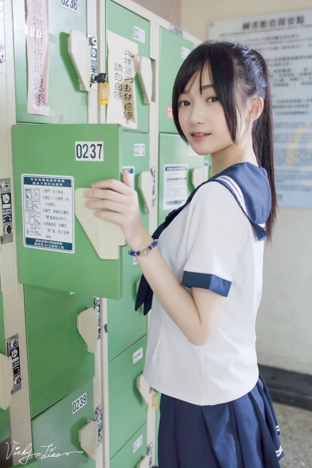 台湾00后清纯学生妹崔甜天校园迷人照