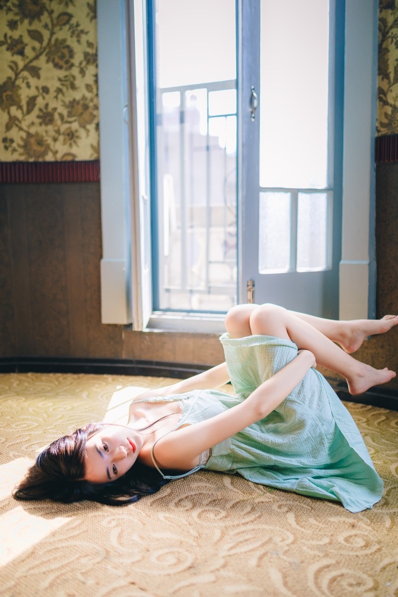 清纯吊带美女唇红齿白居家养眼写真