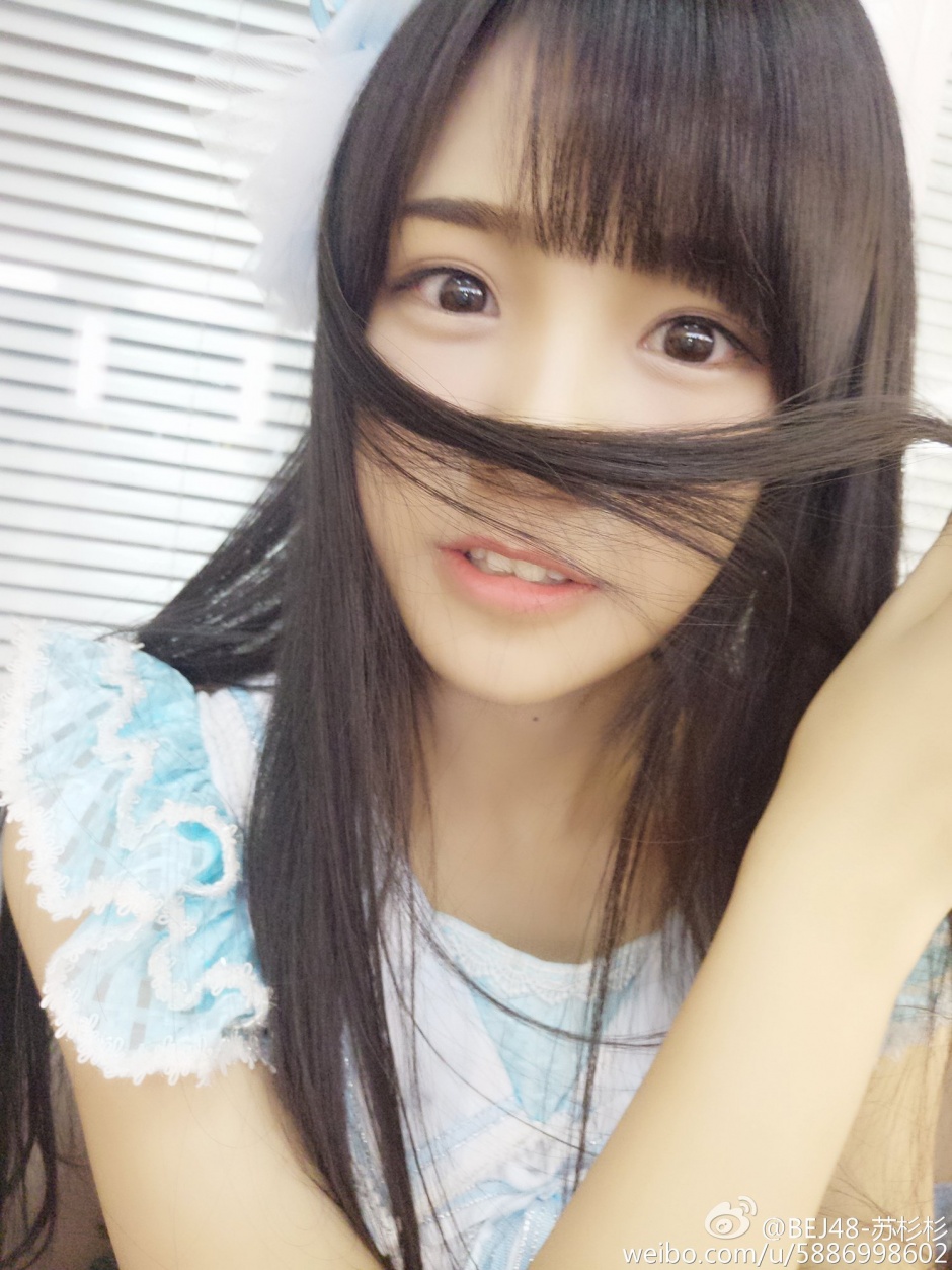 95后清纯大眼萌妹苏杉杉性感小嘴粉唇诱惑