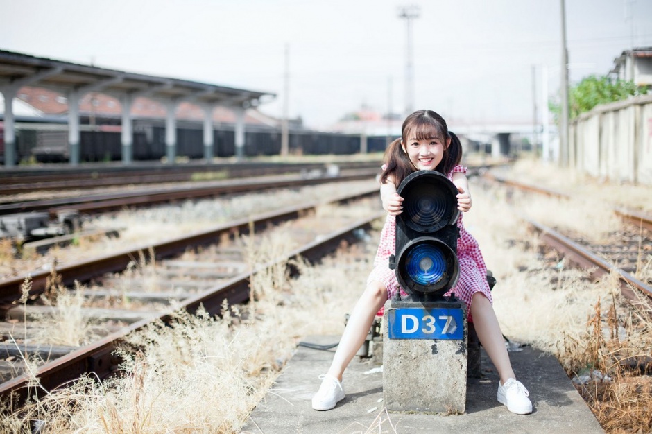 00后清纯刘海美女粉红格子裙火车铁轨写真图片