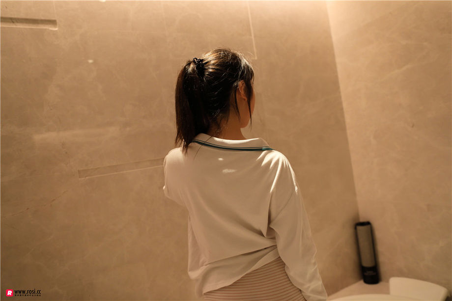 ROSI写真 清纯美女大学生浴室翘臀诱惑私拍写真图片