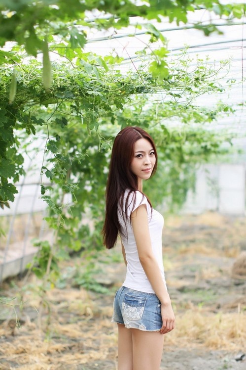 牛仔短裤清纯骨感美女田园性感写真图片