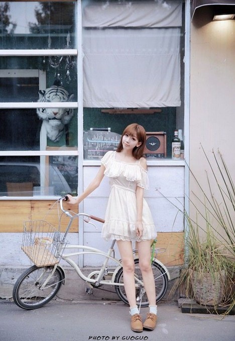 大眼清纯美女诱人香肩雪白蕾丝公主裙养眼生活照