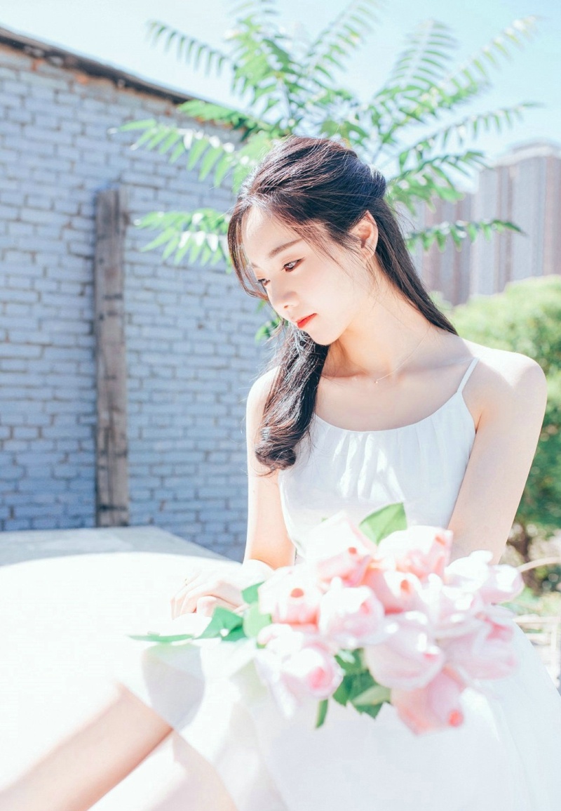 白皙吊带美女性感酥肩玉腿仙气养眼写真