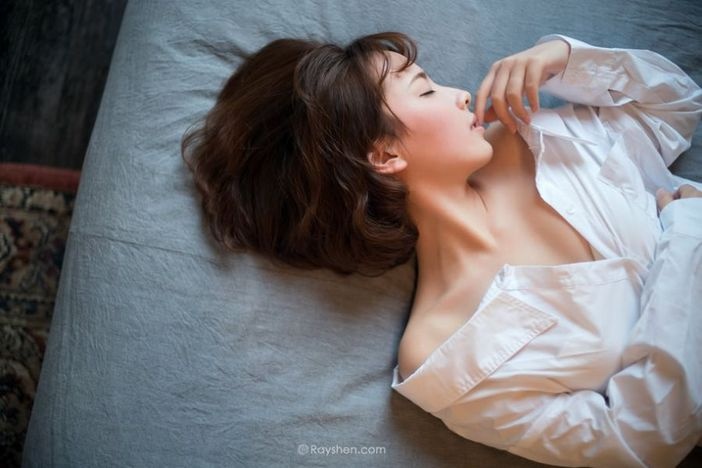 甜美可爱短发气质美女室内白衬衫香肩诱惑写真