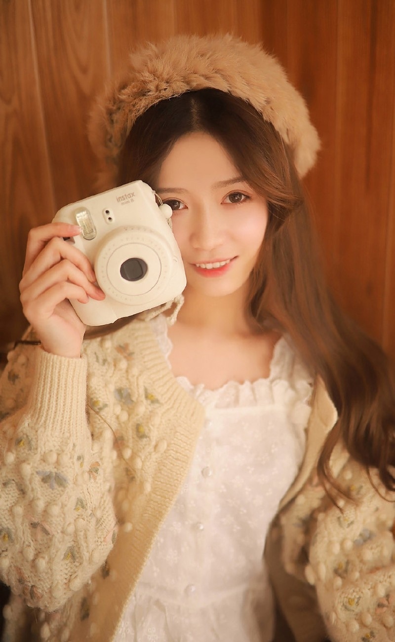长发雪绒帽美女粉嫩脸蛋居家气质养眼写真图片