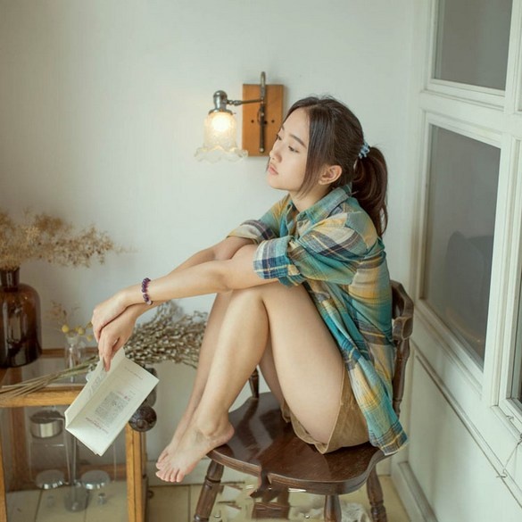 大眼清纯美女居家格子衫休闲写真图片