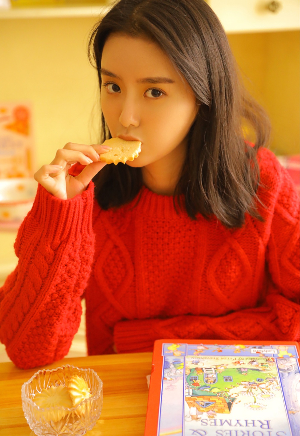 清纯学生妹室内粉嫩美腿私房写真照片