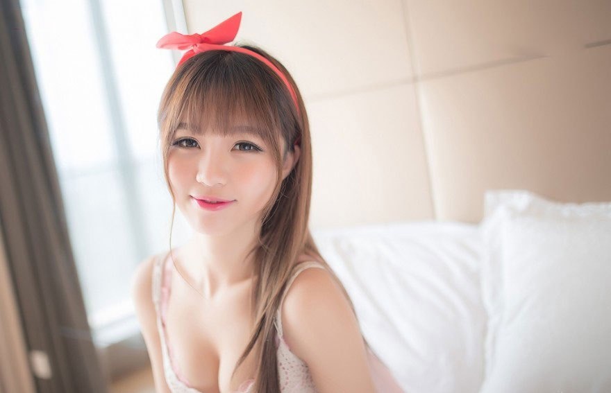 性感吊带美女酥胸睡裙电眼迷人写真图片