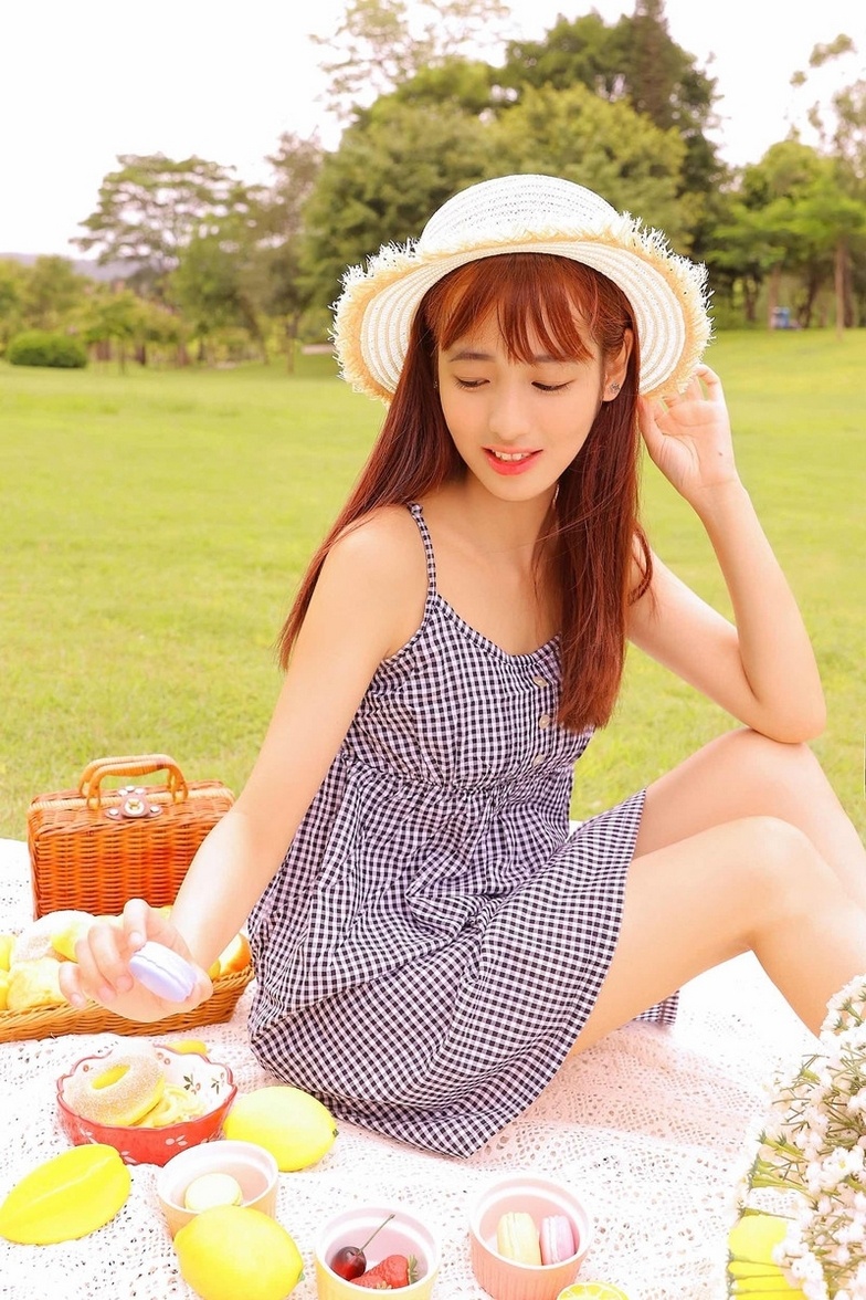户外野餐的清纯少女小清新写真图片