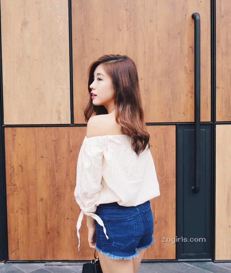 明眸皓齿气质美女Kelly Tan甜美街拍写真图片