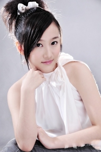 俏皮可人清纯90后美女刘美含艺术照