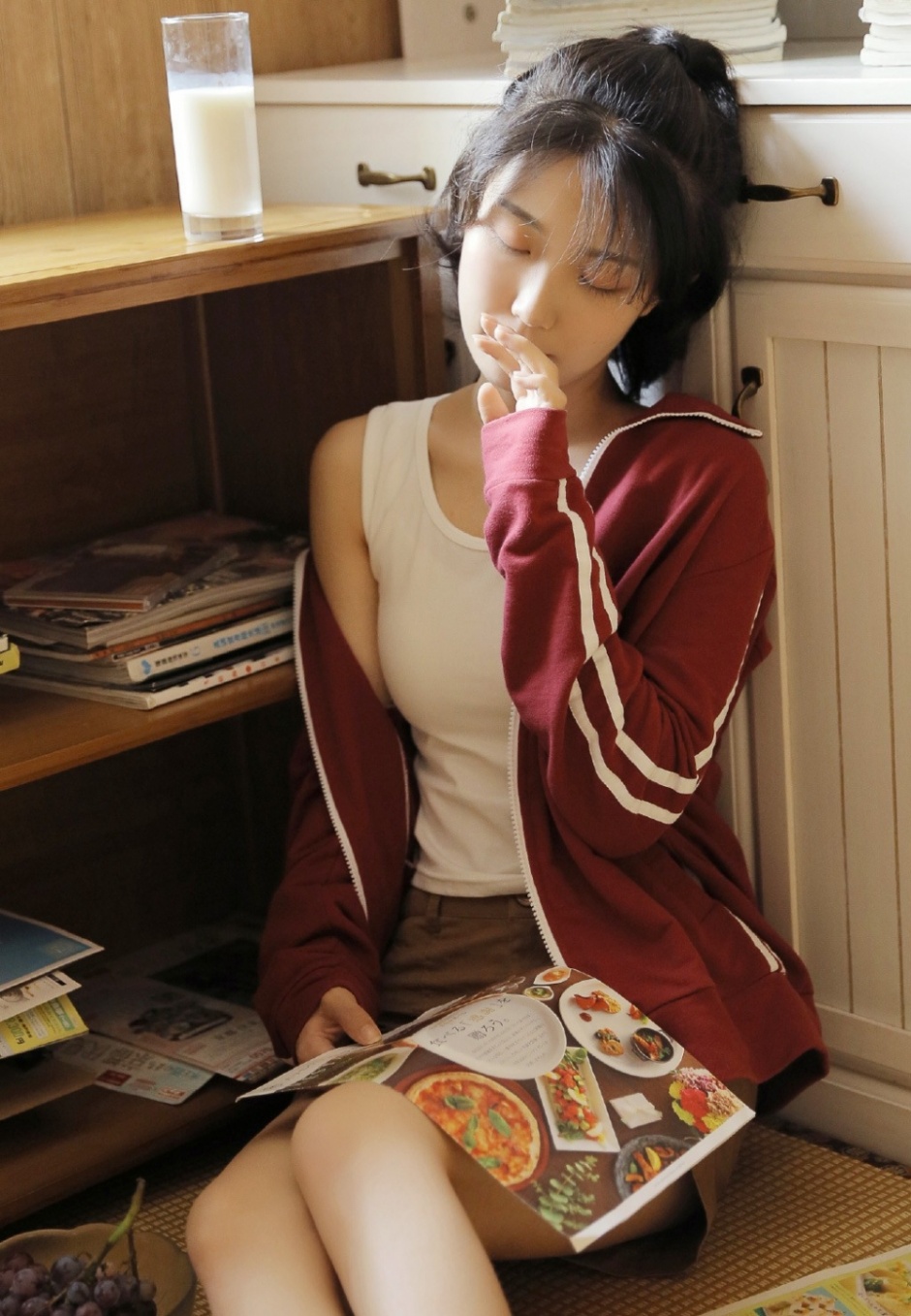 运动服少女吊带背心性感酥胸美腿写真图片