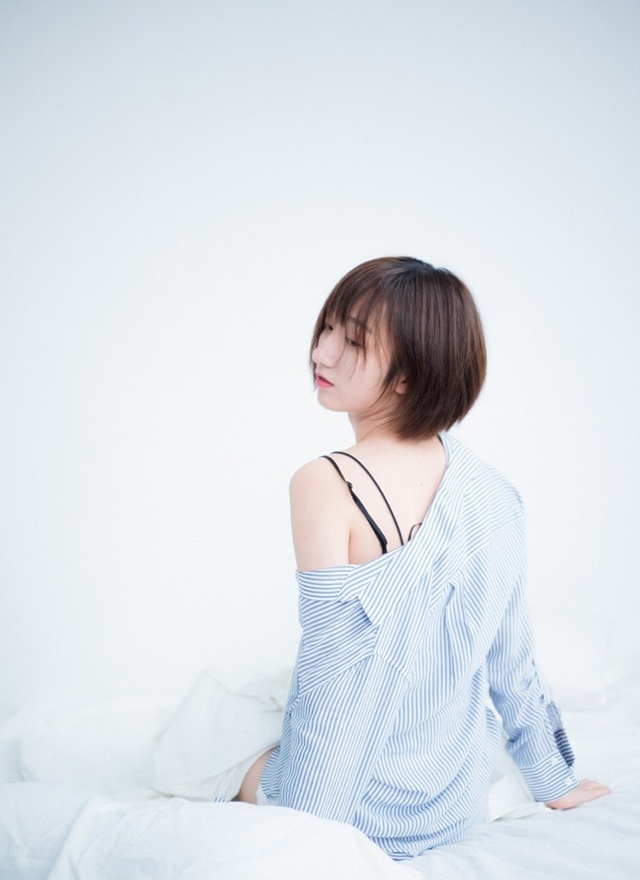 性感吊带短发美女私房秀白嫩香肩锁骨图片