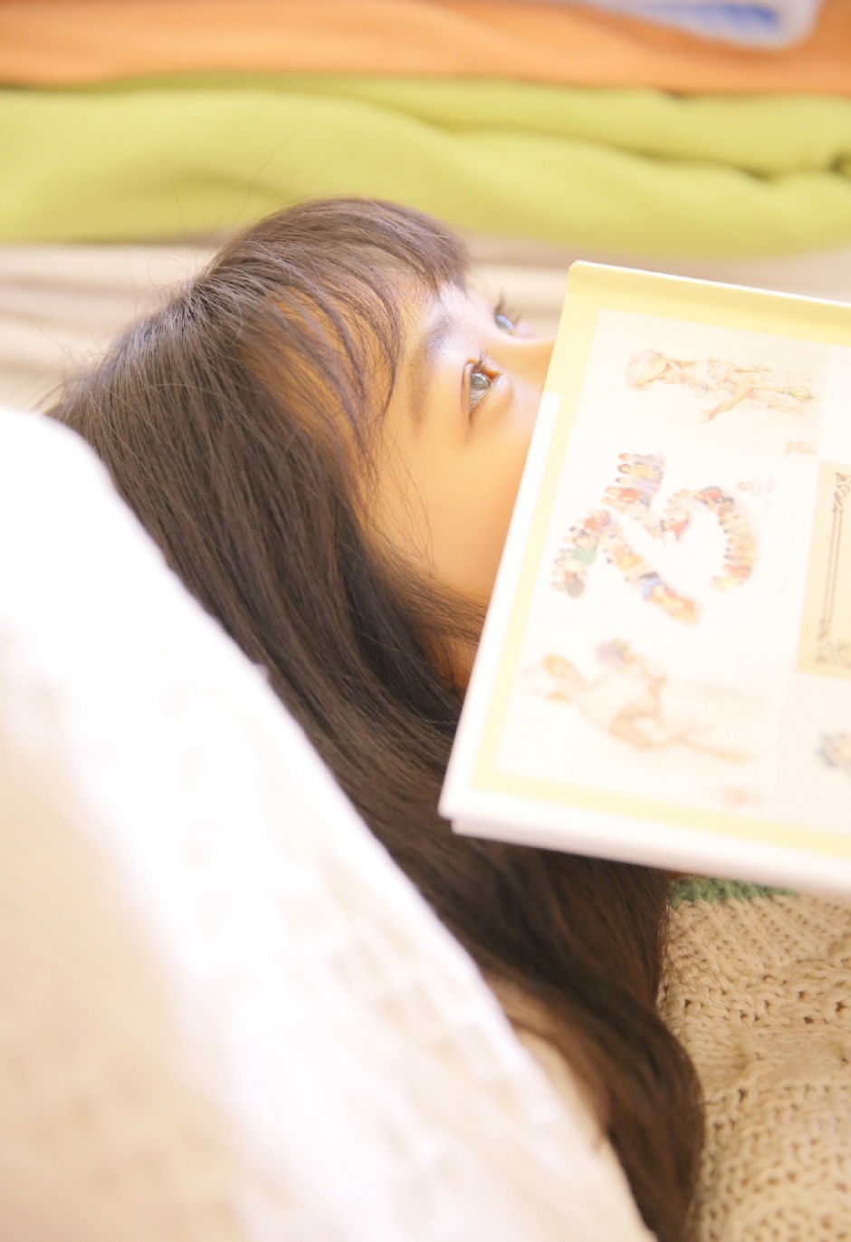 空气刘海美女精致侧颜唇红齿白居家图片