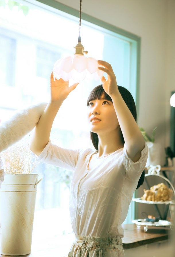 小清新齐刘海美女午后时光咖啡馆惬意写真