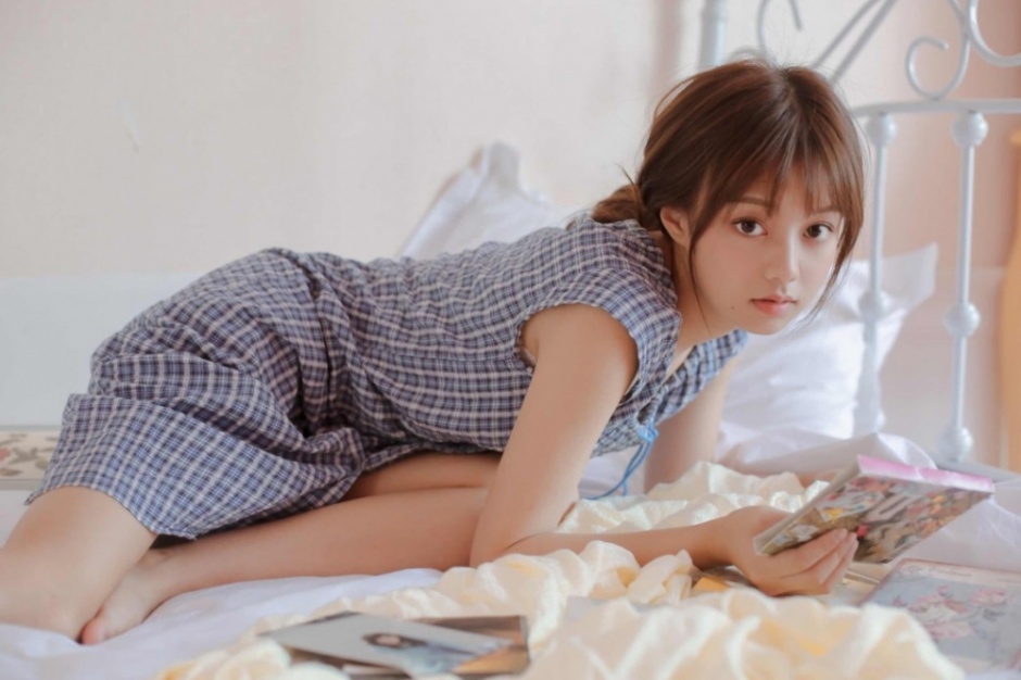清纯美少女萝莉格子连衣裙温婉舒雅居家写真图片