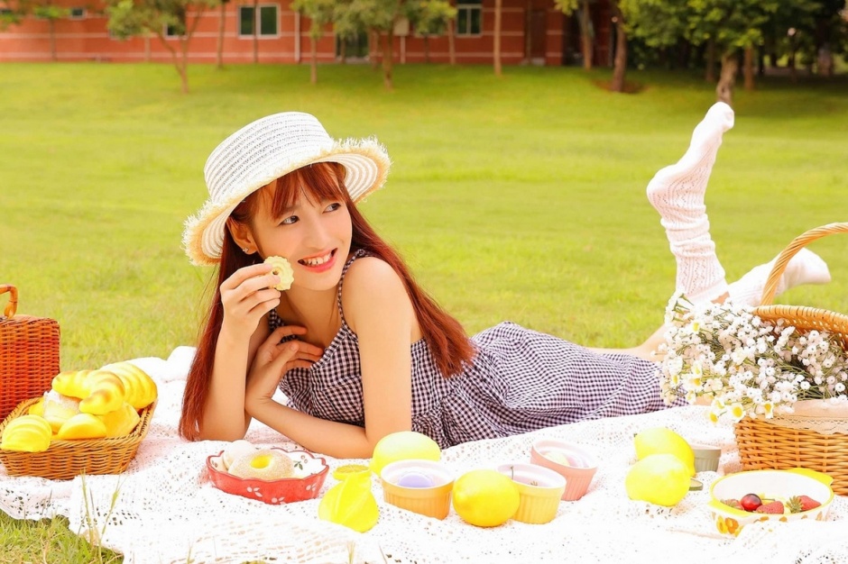 户外野餐的清纯少女小清新写真图片