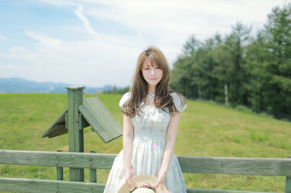 治愈系白嫩美女草原牧场清新迷人写真图片