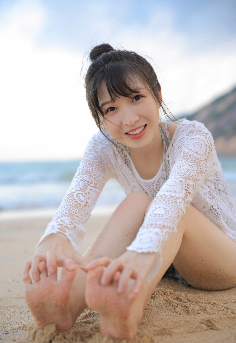 丸子头美少女性感紧身泳衣沙滩上演绎甜美可爱写真图片