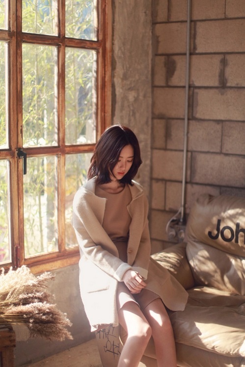 气质短发美女柔情似水室内唯美写真图片