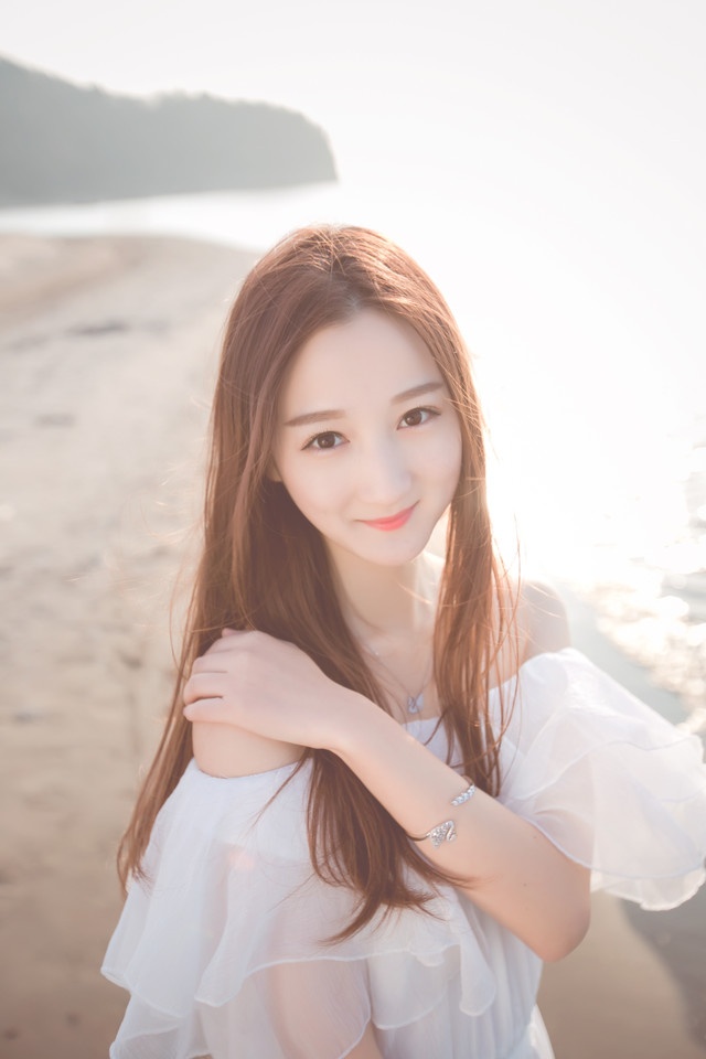 清纯美女江边白色纱裙飘逸动人甜美写真